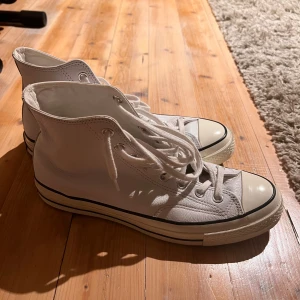 Converse samples - Säljer dessa vita läder converse som endast är en sample så du kommer definitivt vara ensam med att ha dessa. Skorna är bara använda ett fåtal gånger vilket ni kan se på sulan som fortfarande är i nyskick.   Eftersom dessa är samples finns det ingen 