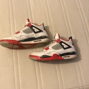 Jordan 4 Fire red - Ett par jordan 4 jag tagit väl hand om, har hagt dom ganska länge säljer dom billigt, nypris 6000kr