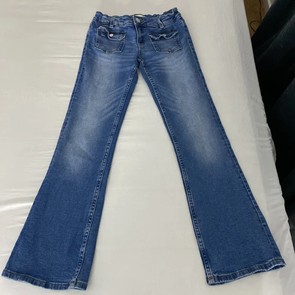 Säljer ett par snygga blå bootcut jeans från Gina Tricot. Andvänt en gång . Jeans & Byxor.