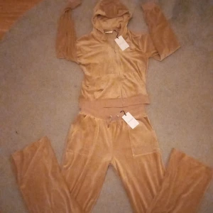 Juicy couture byxor i fint skick  - Dom är i fint skick, aldrig använda, på grund av att jag har ett par andra som jag har använt istället.