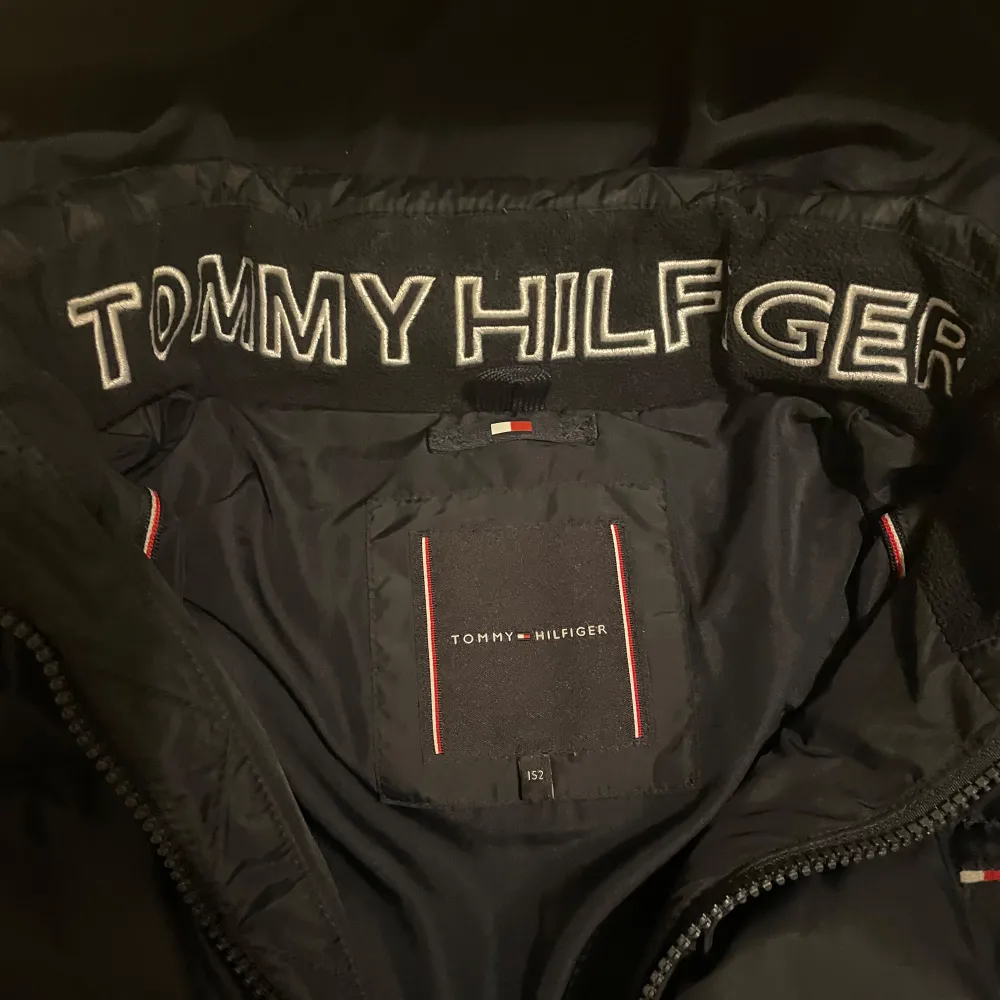 Säljer nu mi Tommy Hilfiger vinter jacka i storlek 152 men jag skulle säga att den är lite stor i storleken. Den är knappt använd och är i riktigt bra skick. Hör av er vid fundering 🤝💯🔥. Jackor.