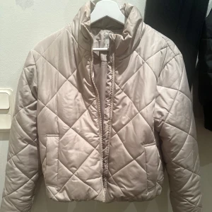 Jacka - Jacka från samsa. Använd men helt okej skick!!❣️ Därav de billiga priset jämfört me vad ja köpte den för!