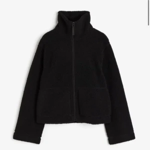 Svart jacka/kofta i pilé från hm storlek s - Bra skick, inte använd så mycket och inga skavanker, som ny 🙌🏽