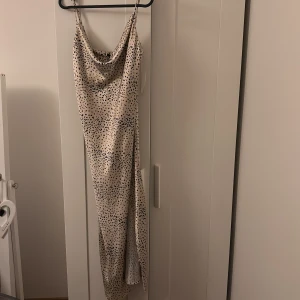 Sally cowl neck dress från gina - Storlek 38, helt oanvänd 