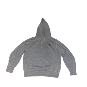 Grå hoodie från Ralph Lauren - Säljer en klassisk grå hoodie från Ralph Lauren. Den har en liten broderad logga på bröstet och en bekväm passform. Perfekt för både höst och vinter, och den är supermjuk och skön att ha på sig.  Tveka inte att höra av dig 
