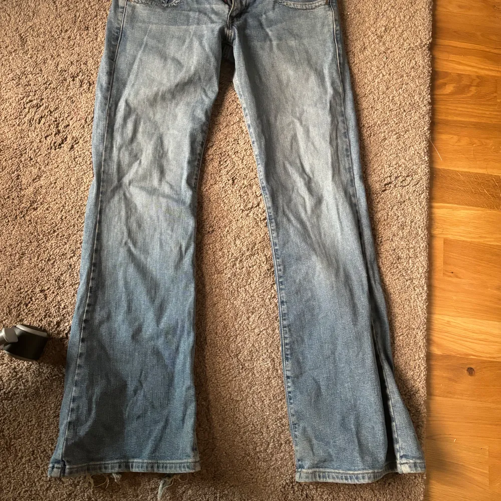 Super low waist, ST 27 och passar tyvär inte mig som är 152cm, kan tänka mig att de passar bättre till 157+, jeansen är superlow waist och bootcut, köpta i plick. Jeans & Byxor.