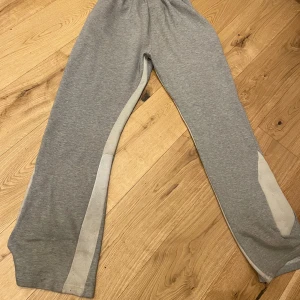 Stackt och flared byxor. - Flared och stackt mjukisbyxor från boohoo. Storlek S men passar M. Pris kan diskuteras 