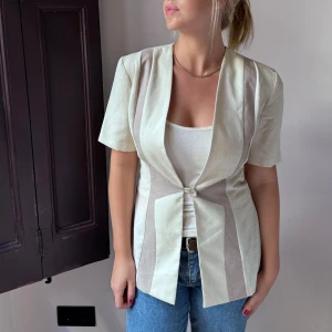 Vintage kavaj - I linneliknande material, köpt vintage i. Inga defekter 