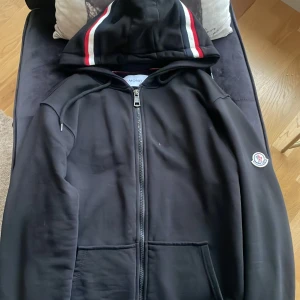 Moncler Hoodie - Moncler Hoodie, fått som present, NFC SCAN och vanlig sval funkar, inte använt så mycket! Passar S och M