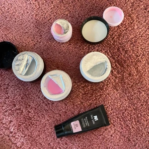 .. - En gelé, nagel lim, penslarna 