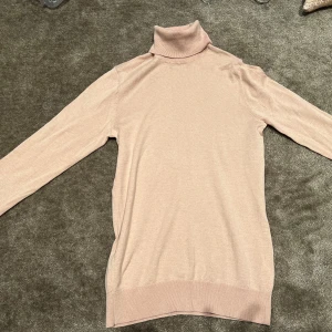 massimo dutti tröja - Svin snygg massimo dutti tröja i färgen rosa😍 Nypris:599kr Priset kan diskuteras🥰🥰