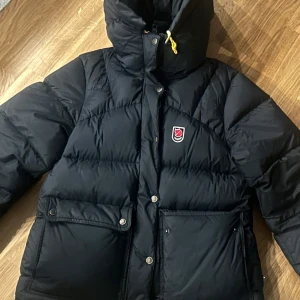 fjällräven expedition S - svart dunjacka dam storlek S, fjällräven. Endast använt ett få antal gånger så den är helt i nyskick. 