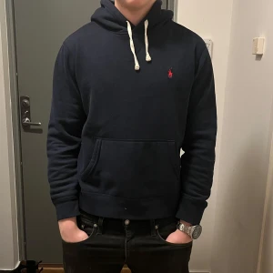  Ralph Lauren hoodie - Säljer nu en Mörkblå Ralph Lauren hoodie. Denna är lite speciell eftersom den har vita snören därför är nypriset 2100. Personen i bilden har storlek L i tröjor. Säljer den för 1500 men priset är inte hugget i sten. Ge bud vid intresse.