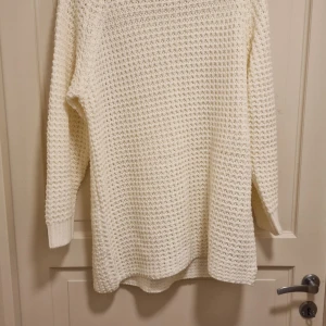 Vit stickad tröja från NA-KD - Mysig vit stickad tröja från NA-KD i storlek L. Perfekt för kyliga dagar med sin bekväma passform och långa ärmar. Ett måste i garderoben för en stilren look.