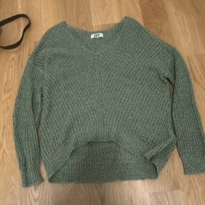 Super gullig grön stickad tröja💚💚💚 - Mysig grön stickad tröja från JDY i storlek XS. Tröjan har en v-ringad hals och långa ärmar, perfekt för kyligare dagar. Den har en avslappnad passform och är superbekväm att bära. Knappt använd och ser ut som ny💘💘💘priset går att diskutera💚💚💚