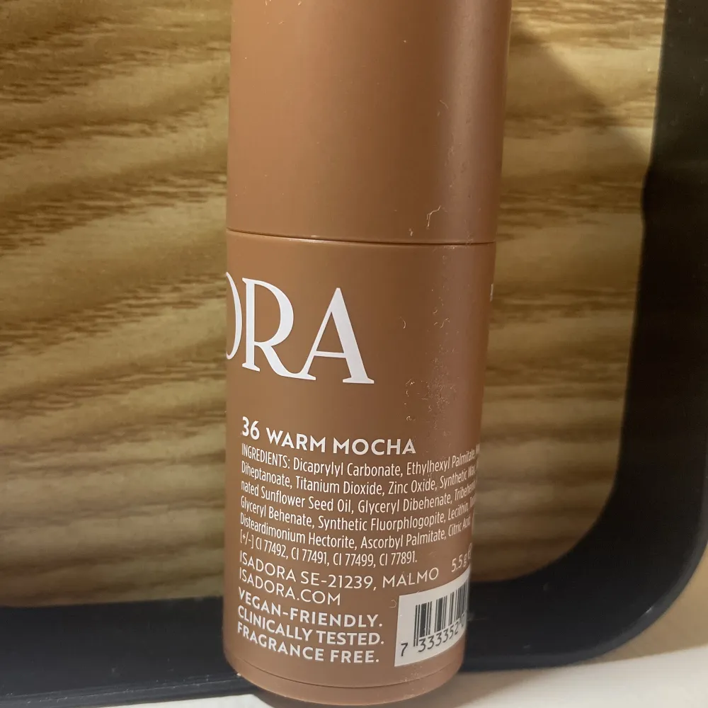 IsaDora Contour Stick i nyansen 36 Warm Mocha. Perfekt för att skulptera och definiera ansiktet. Den krämiga formulan gör det enkelt att applicera och blanda ut för ett naturligt resultat. Fri från parfym och kliniskt testad. Testad en gång på handen så inprinsip ny, råkade bli fel färg när jag köpte den tyvärr men ska beställa en ny men tänkte bli av med denna först☺️. Beauty.