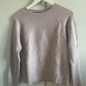 Grå/lila tröja från Vero Moda - Säljer denna grå/lila tröjan från Vero Moda, väl använd men inga skador, tröjan är lite knottrig med går såklart att få bort!!💗💗