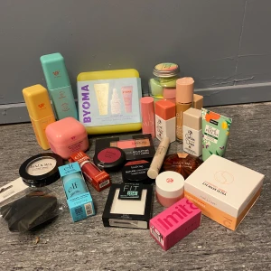 Stor samling av sminkprodukter - En varierad samling av sminkprodukter inklusive foundation, blush och concealer. Märken som e.l.f., Isadora och Maybelline. Flera färger och typer av produkter för olika sminkbehov. 1500kr för ALLT! Vill du ha exakta priser på vissa saker? Kontakta mig privat då tack! 🥰