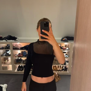 Fest topp - Så snygg one shoulder topp. Passar till många tillfällen. Litet snitt vid kragen annars bra skick❤️st M