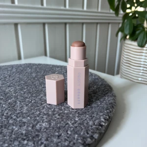 Fenty Beauty Stick - Bronzer/contour stick i färgen mocha. Testad ca 3 gånger så den är så gott som ny. Nypris 379kr. Sätt gärna ihop en bundle!