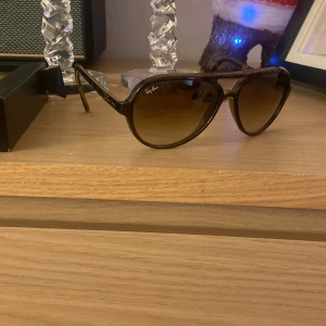  solglasögon från Ray-Ban - Säljer denna tvärfetta solglasögonen🕶️ från rayban. Dessa glasögon är till dig som villa ha unikt och stilig solglasögon. Denna modell av solglasögon är väldigt trendiga. Om ni är intresserad eller har några frågor är det bara att fråga😁. Priset går att diskutera❗️