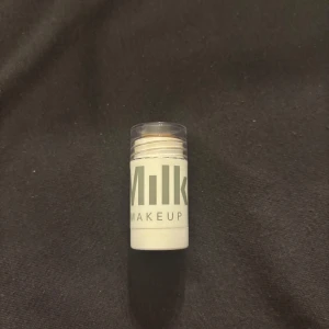 Matte Bronzer Stick från Milk Makeup - Säljer en Matte Bronzer Stick i nyansen 'Baked' från Milk Makeup. Perfekt för att ge ansiktet en solkysst look. Kompakt och lätt att applicera med en krämig konsistens. Bara provad.❤️