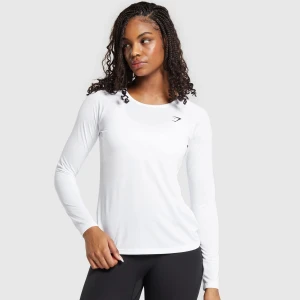 Vit långärmad tröja från Gymshark - Säljer en stilren vit långärmad tröja från Gymshark. Perfekt för träning med sin bekväma passform och mjuka material. Tröjan har en diskret logga på bröstet och är tillverkad i ett stretchigt tyg som ger bra rörelsefrihet. Aldrig använd. Har du frågor är det bara att skriva privat 💞