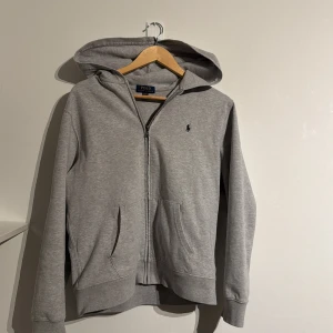 Zip hoodie-Ralph Lauren-grå - Ralph Lauren zip hoodie i grå, stl XL kids som motsvarar S i men size, bra skick, snabb frakt(0-3 dagar), svarar snabbt, om du vill veta något mer så är det bara att höra av dig, mitt pris769kr