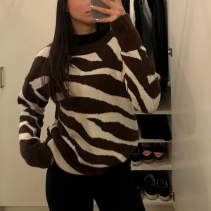 Randig stickad tröja - Säljer min otroligt sköna och mysiga tröja. Tjockare i materialet.  Brun vit randig. Okänt märke, fick den av min mamma. Står bara ”by me” i nacken.  Använt ett fåtal gånger. I nyskick.   Strl S/M skulle jag säga.