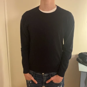 Mörkblå stickad tröja - Vi säljer nu