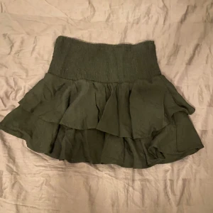 Volangkjol - Så snygg svart volangkjol som tyvärr ej kommer till användning! Den är inte använd så mycket❤️ I storlek S! Man kan använda den både som kjol och som en topp💖 Skriv gärna om du har frågor eller vill ha fler bilder💕