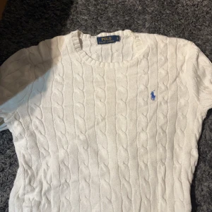 Stickad tröja Polo Ralph Lauren - Helt perfekt skick. Strecken är där eftersom den var vikt