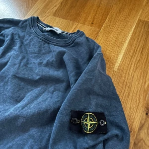 Blå tröja från Stone Island -  blå tröja från Stone Island 