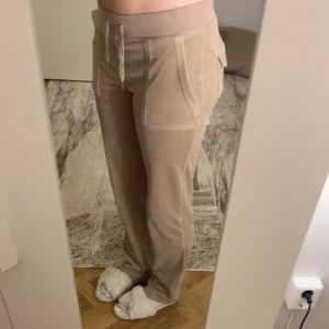 Beige mjukisbyxor med snörning - Säljer ett par bekväma beige mjukisbyxor med snörning i midjan. Byxorna har en avslappnad passform och praktiska fickor både fram och bak. Sparsamt använda och i bra skick!!💕
