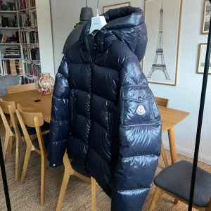 Moncler Ecrins Jacka - Säljer nu min väl omhändertagna  ”ECRINS HOODED SHORT DOWN JACKET” jacka! Storlek: 2(Medium) Färg: Navy (Mörkblå)  Den är i väldigt fint skicka och alltid varsamt använd, kvitto ifrån NK medföljer såväl galje, tag och extraknappar!  Nypris idag är ca 20 000kr!  Skriv vid eventuella frågor och funderingar eller ytterligare bilder!  Moncler ercins, moncler ecrins, monclerjacka, vinter och höstjacka, moncler maya