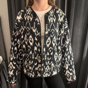Zara jacka  - Säljer min fina Zara jacka då jag har tröttnat på den, jätte fin och sitter som en S 