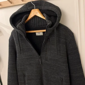 Grå fodrad cardigan! - Säljer denna sjukt sköna och snygga cardigan! Den har ullfoder inuti hela tröjan vilket gör den extremt bekväm. Denna kan man ha som jacka och även inomhus. Perfekt för kallare väder!