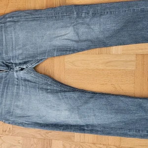 Blå jeans från Lee - Säljer ett par klassiska blå jeans från Lee. De har en straight passform och är tillverkade i bomull. Perfekta för en avslappnad stil.