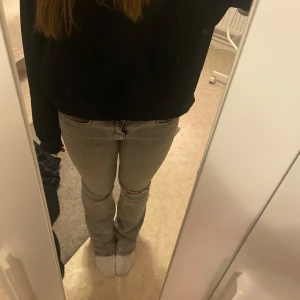 Lågmidjade bootcut jeans - Från lager 157, modellen low boot. Storlek M full length. Har gjort hål på ena knät själv och även sytt in dem litegrann där nere i benen. Kostade 400kr nypris och knappt använda ! 🤍