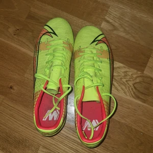 Mercury fotbollsskor - Storlek-43. Den har blivit använt bara ett tag vid 2022. Behöver inte den längre