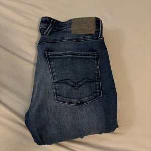 Replay Anbass - Säljer dessa riktigt feta replay jeans i modellen Anbass, de sliter slim och är i storlek W|34 L|34🔥 Färgen är blå och är riktigt snygga🙌