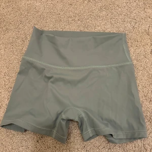Gröna hotpants - Snygga gröna träningsshorts med hög midja. Köpt i thailand och shortsen är i runt storlek xxs/xs. säljer pga att de ej kommer till användning.