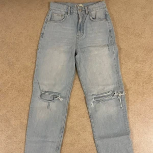 Gina tricot jeans - Aldrig använda, säljer pga för små. Storlek 34