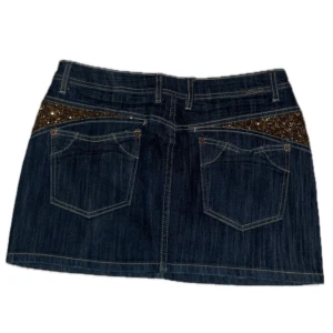 Jeanskjol med paljettdetaljer - Snygg denim minikjol från motivi jeans med glittriga paljetter. 