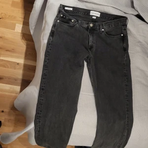 Svarta jeans från Calvin Klein - Snygga svarta jeans från Calvin Klein med klassisk femficksdesign och knappgylf. Perfekta för en stilren look. Pris går att diskutera och köparen står för frakten 