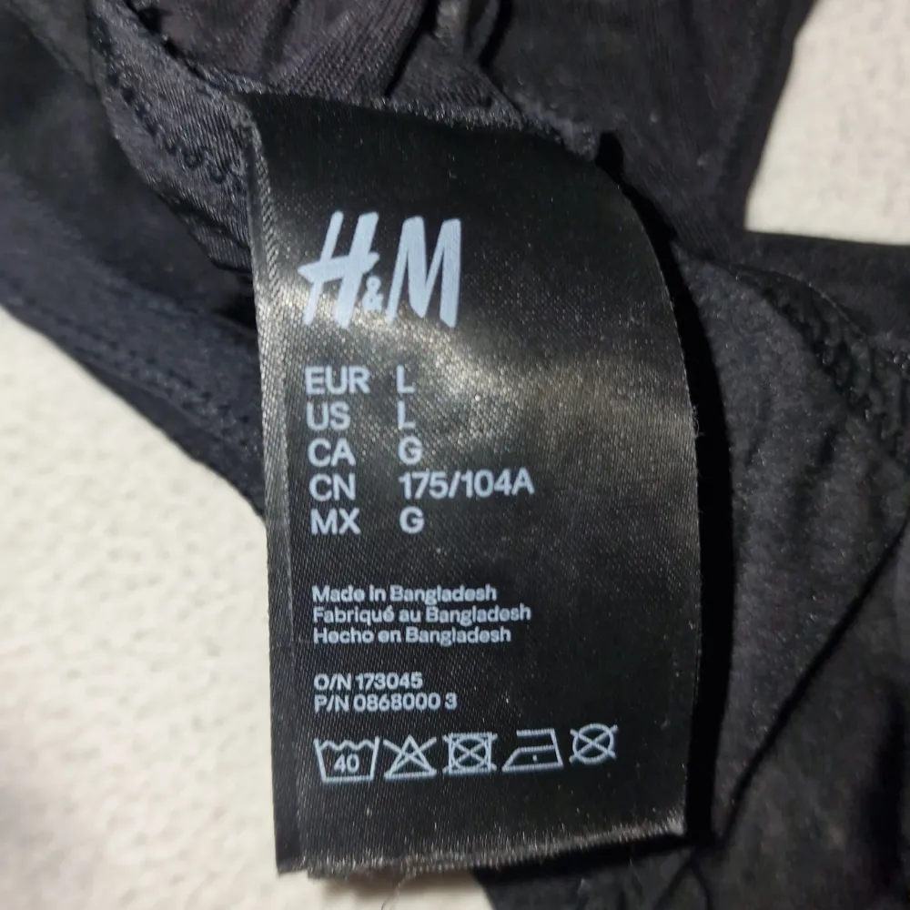 3 st bh:ar från H&M i svart, vit och nude färgat! Knappt använda och är i fint skick! Funkar nog bäst för B-D kupor! I storlek L. Muu.