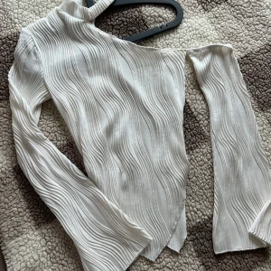 Festtopp blus, S - En snygg fest topp från new Yorker, öppen över ena axeln och halterneck. Storlek s och knappt använd så i gott skick!