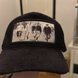 Velvet keps - Säljer en svart velvet keps den saknar två knappar där man knäpper kepsen men den fungerar ändå som den ska