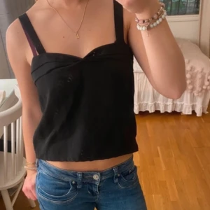 Svart topp - Snygg svart topp med breda axelband! Super söt! 