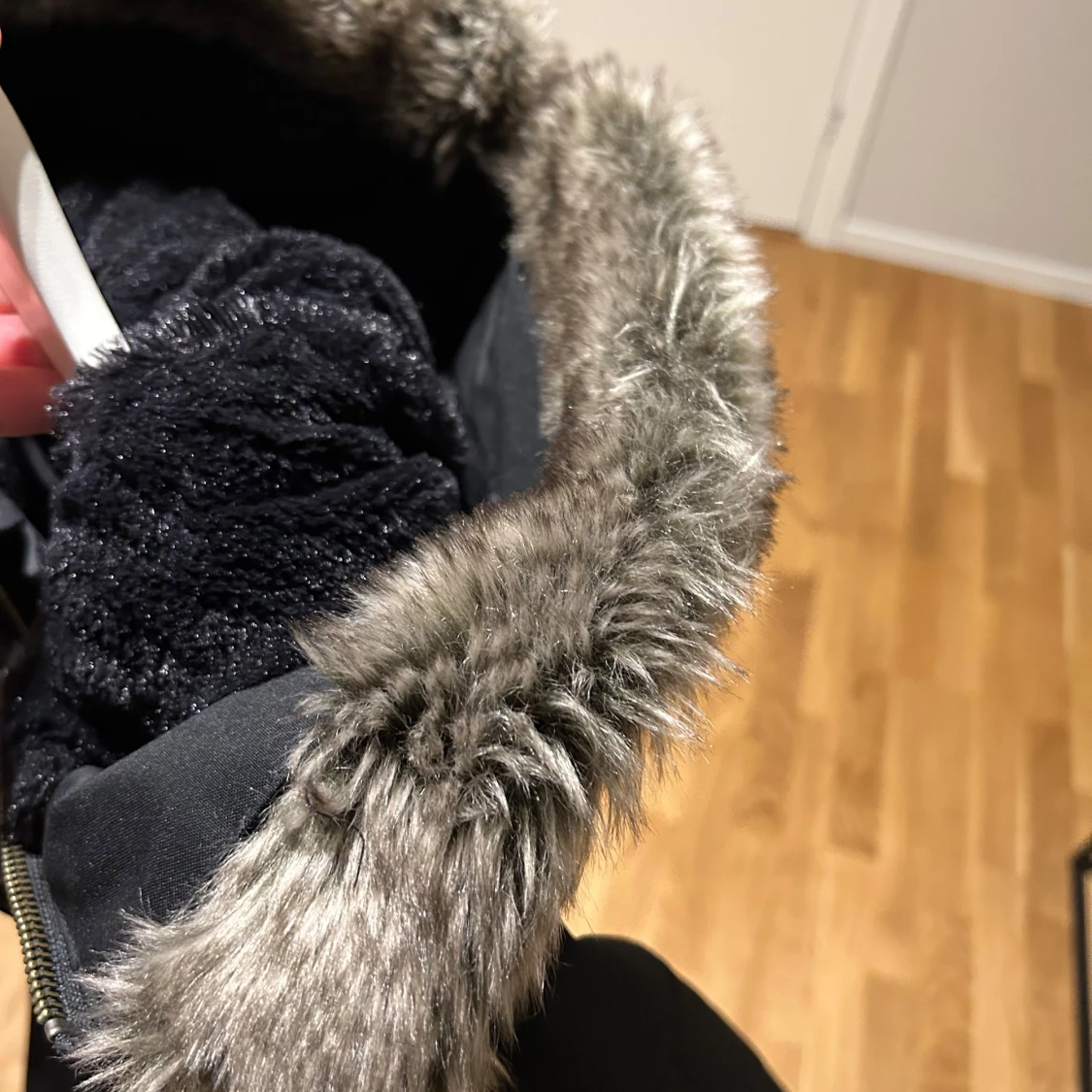 Svart Peak Performance parkajacka med pälsdetaljer - 91